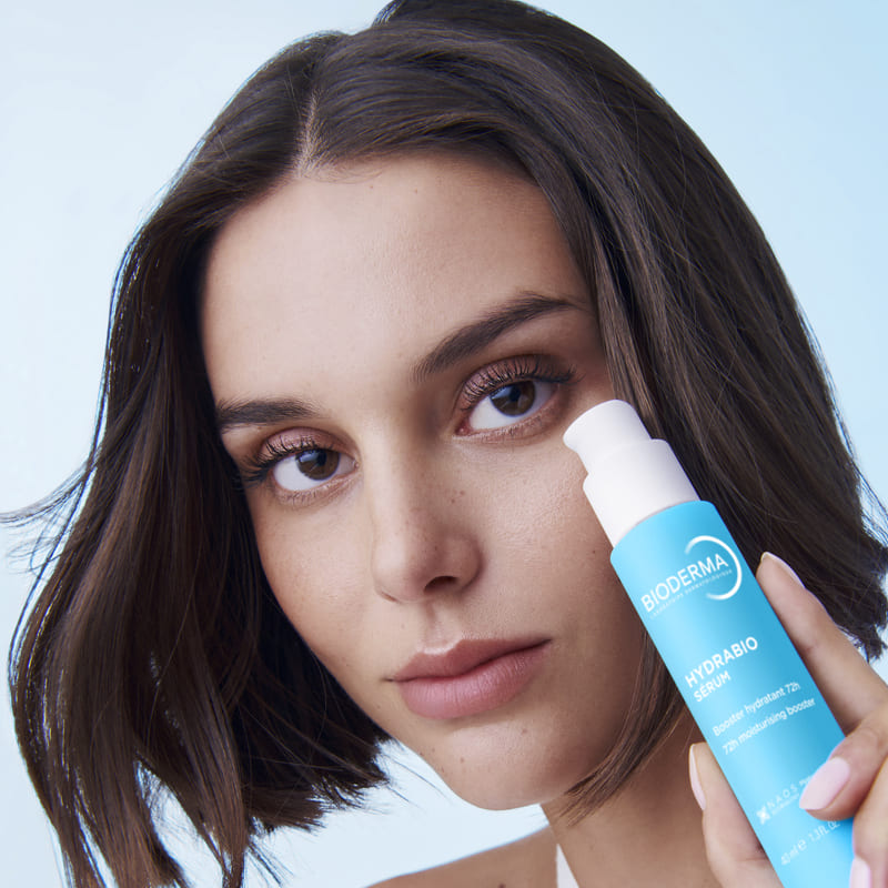 Mulher segurando Bioderma Hydrabio sérum