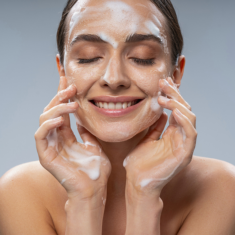 mulher lavando o rosto