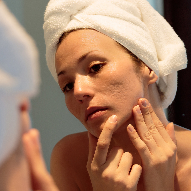 mulher na frente do espelho